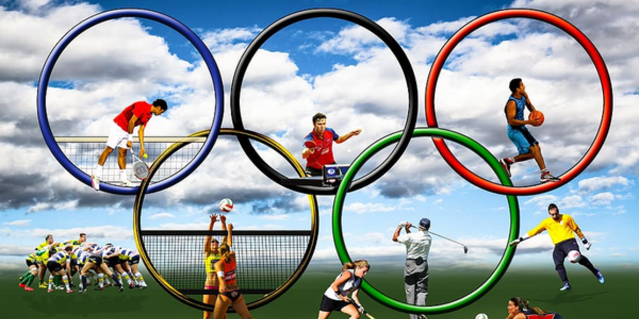 Figura con los aros olímpicos y atletas de diferentes disciplinas.