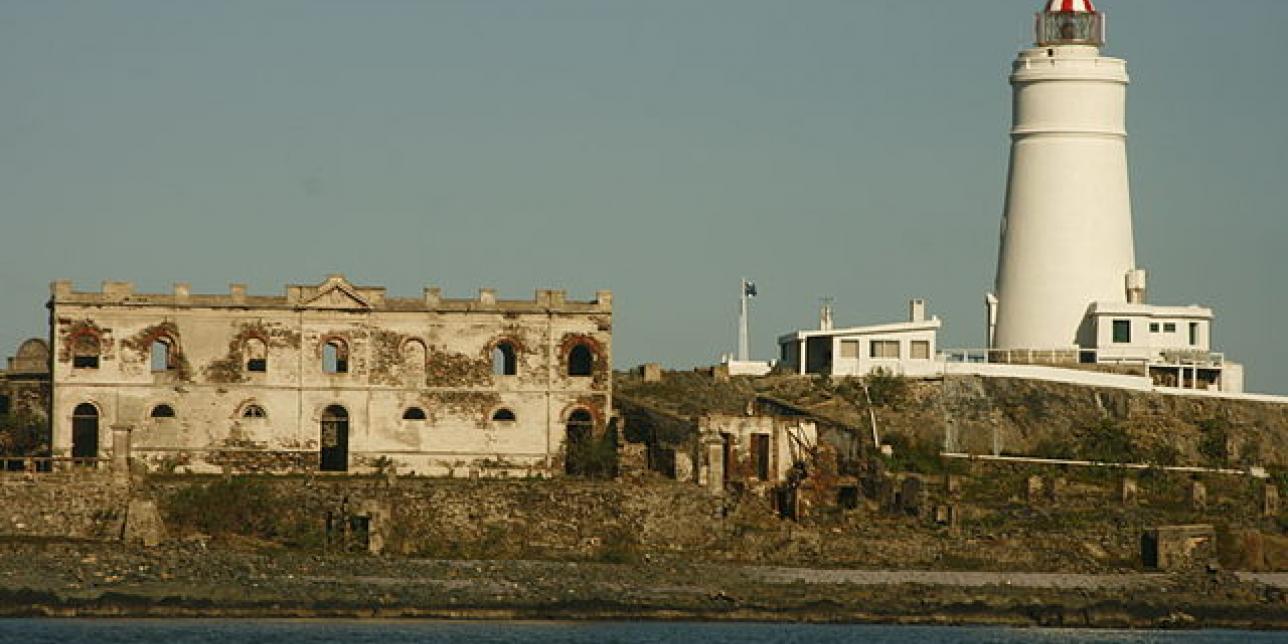 Imagen actual de la Isla de Flores con vista al faro y restos del Lazareto