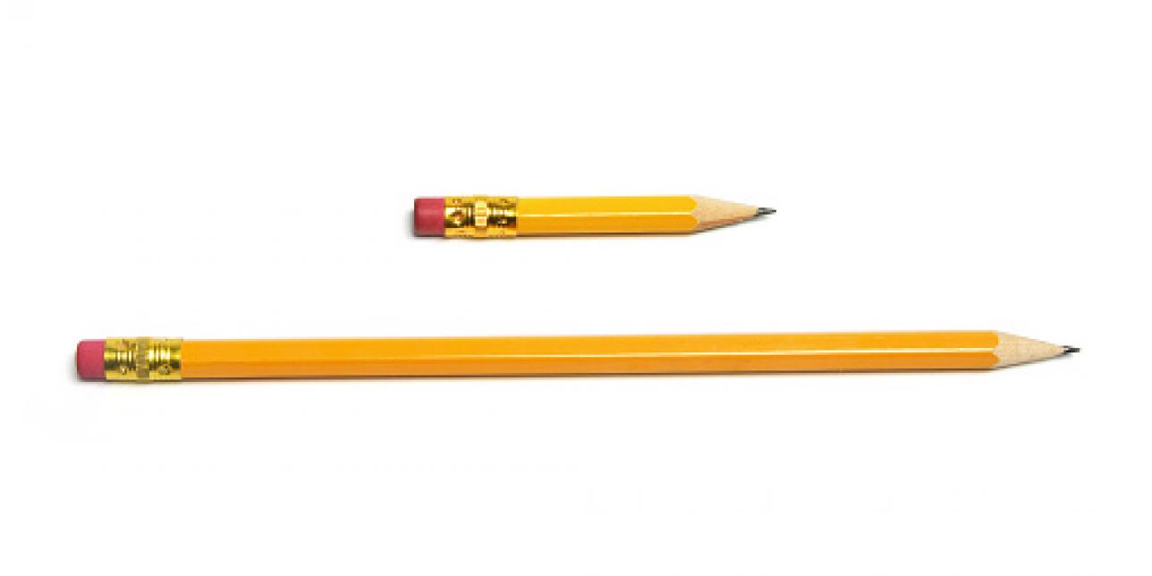 Imagen donde aparecen dos lápices, uno largo y otro corto
