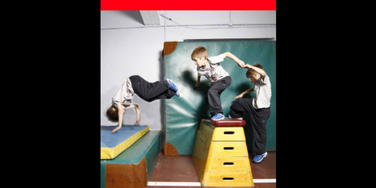 Portada con una edición fotográfica en la que muestra una secuencia de imágenes de un niño superando un plinto y cayendo en voltereta sobre un grueso colchón