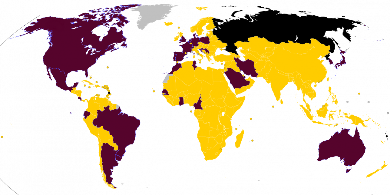 Planisferio con los países clasificados en bordo, los que no lograron en amarillo y Rusia suspendida en negro