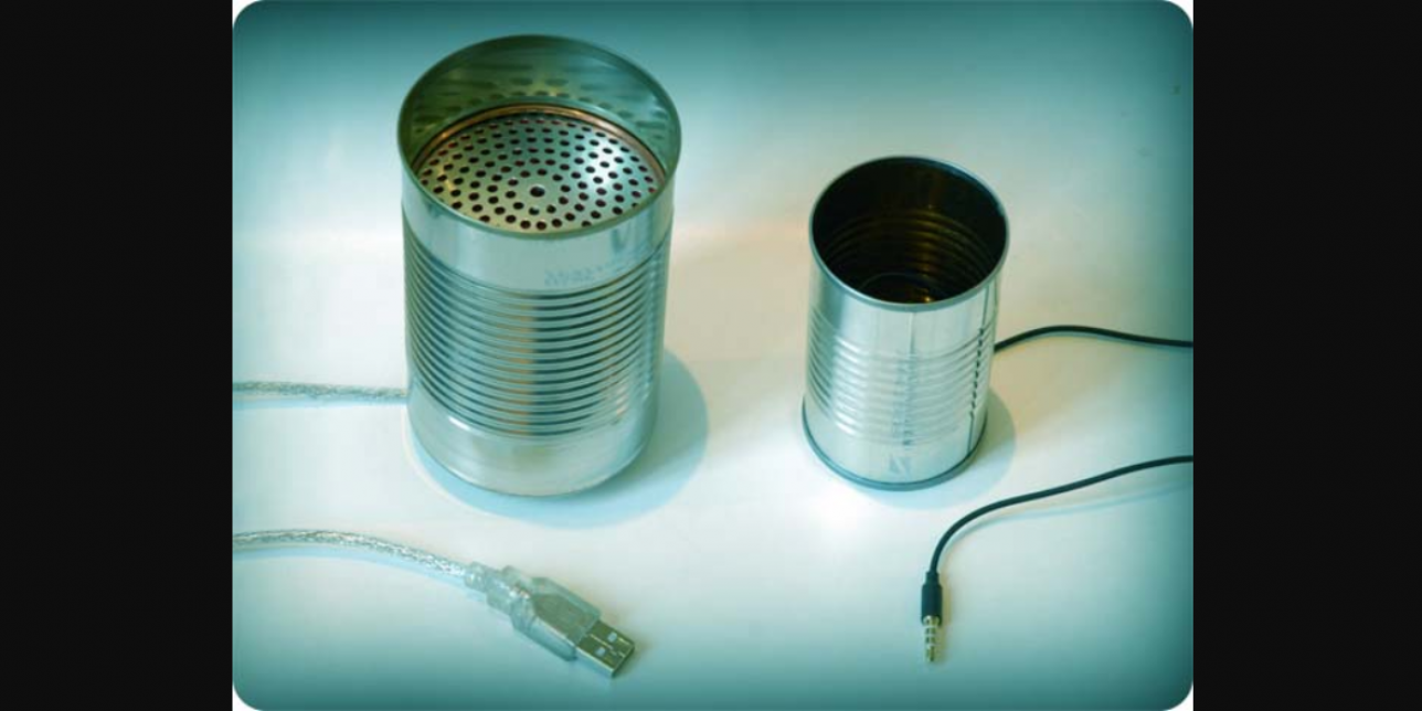 Imagen decorativa con latas una con conector usb y la otra con un plug stereo