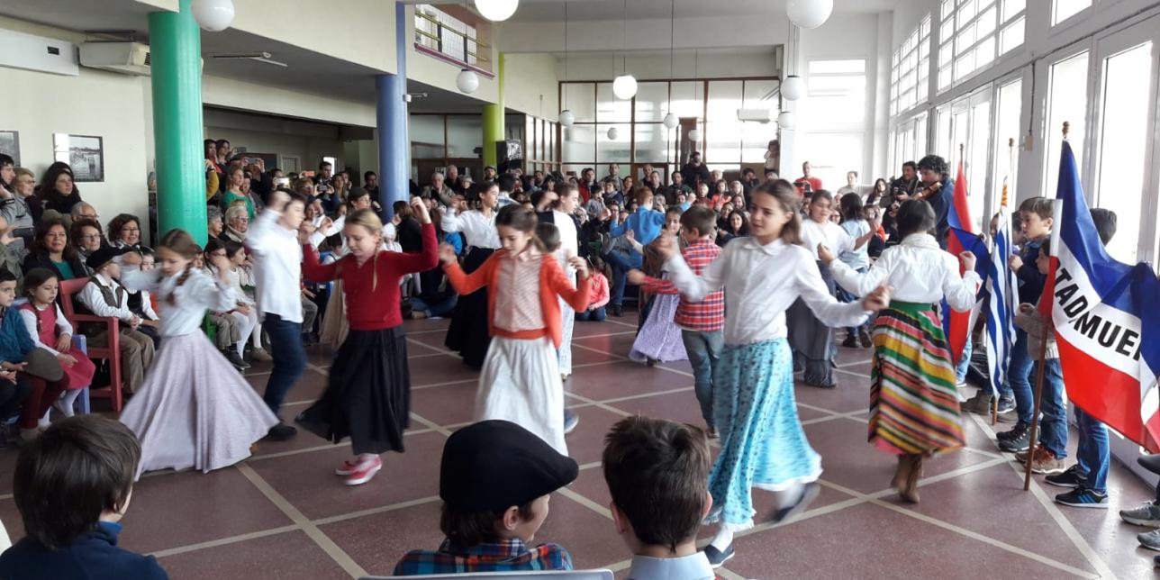 Niños bailando en una escuela 