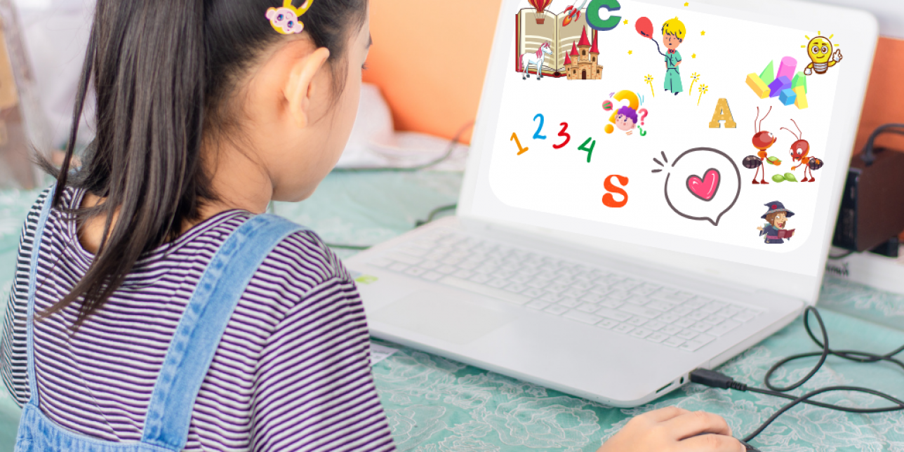niña mirando pantalla de computadora con personajes de cuentos, números y letras.