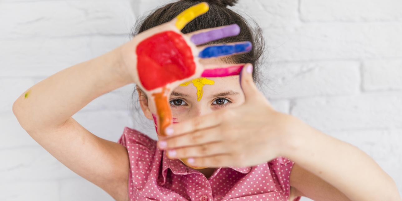 niña mostrando manos pintadas