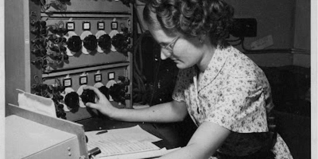 Foto antigua de mujer haciendo música electrónica