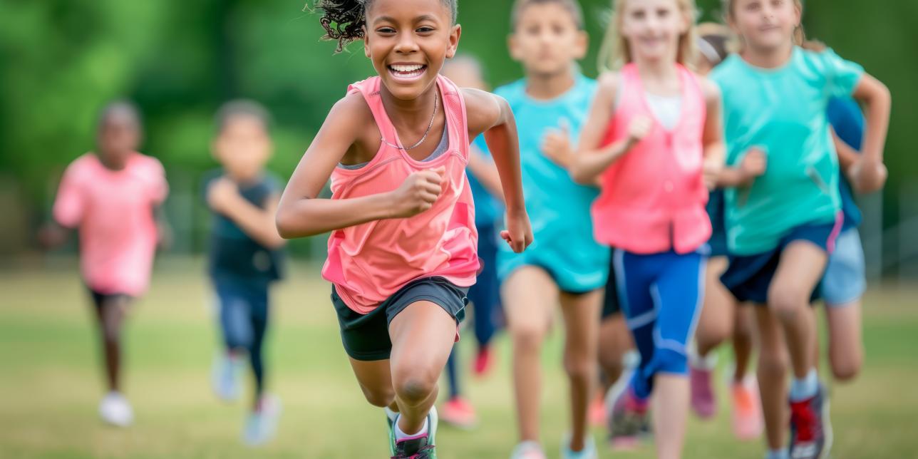 niñas y niños corriendo