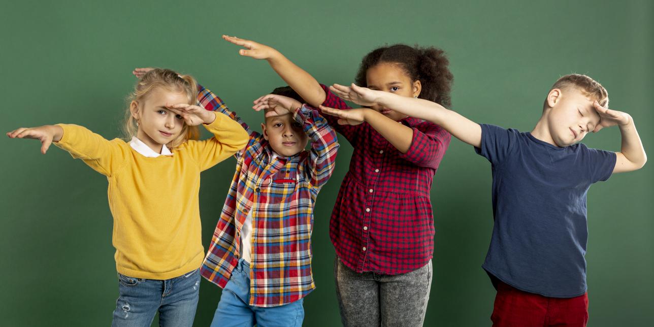 Niños mirando hacia un lado, levantado sus manos 