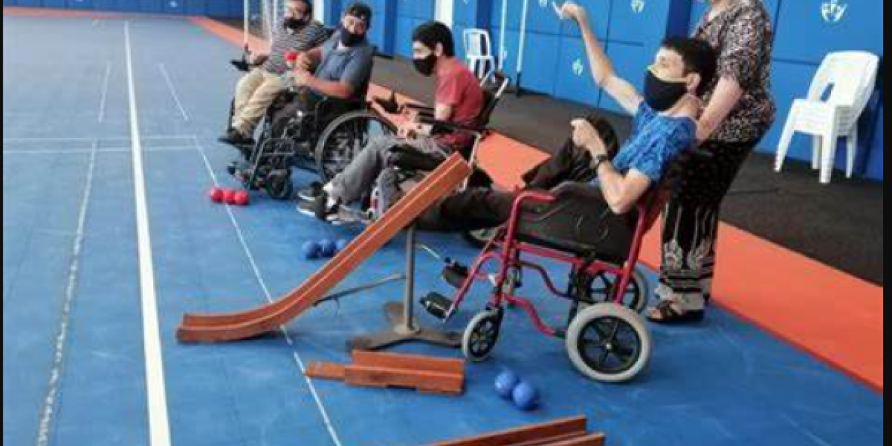 Personas en sillas de rueda jugando a boccias