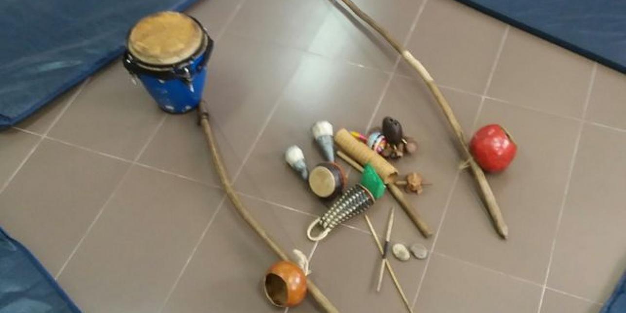 Instrumentos de capoeira en el centro de una ronda.