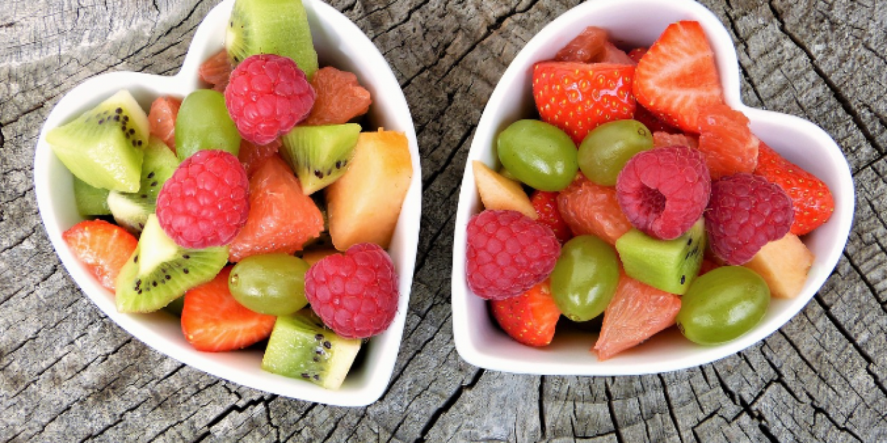 Trozos de fruta en dos recipientes con forma de corazón