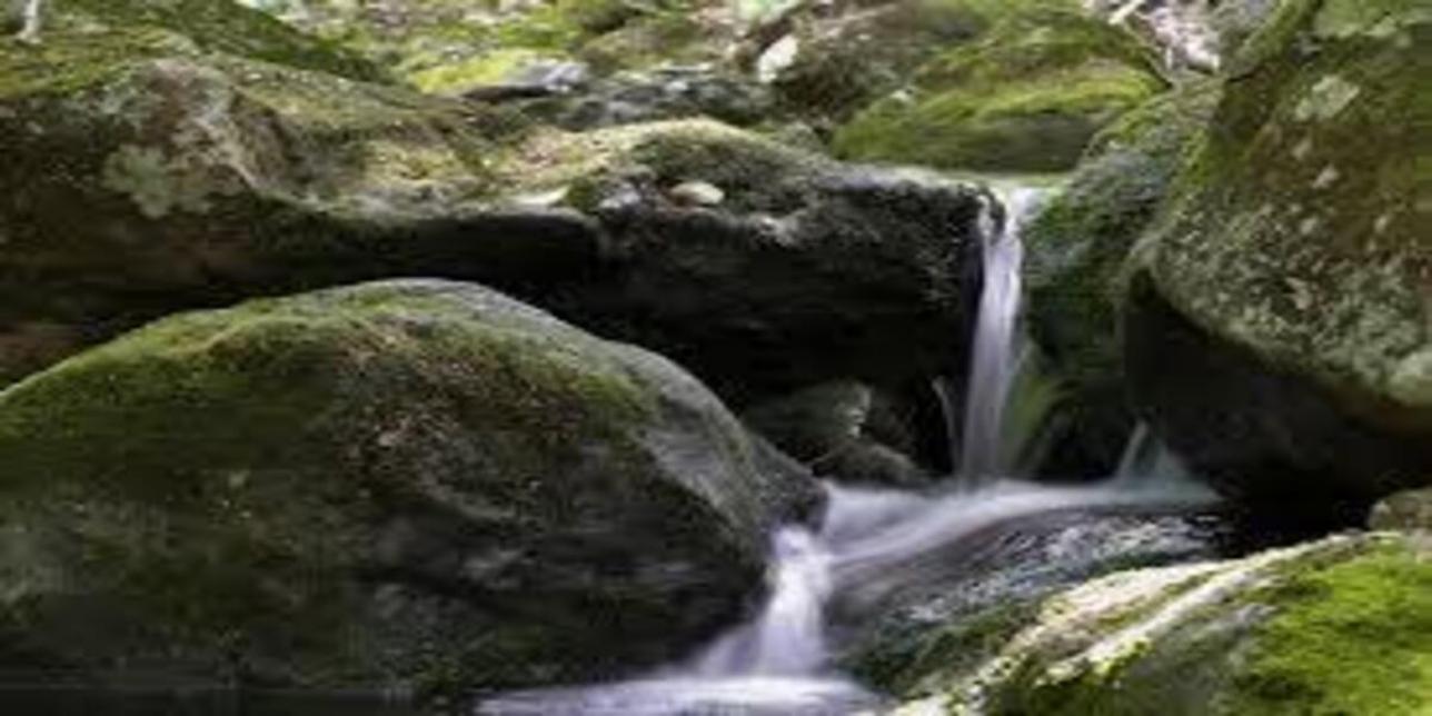 Agua corriendo entre las rocas