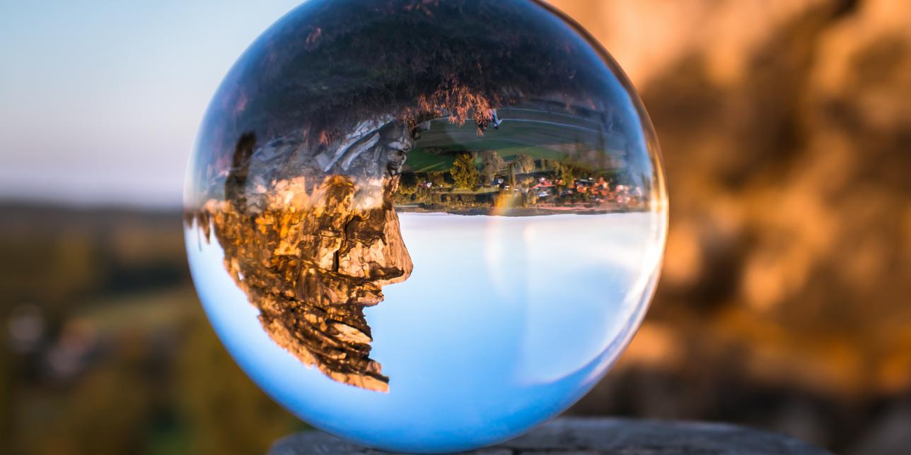 imagen de paisaje dentro de esfera de agua. El paisaje se ve invertido.