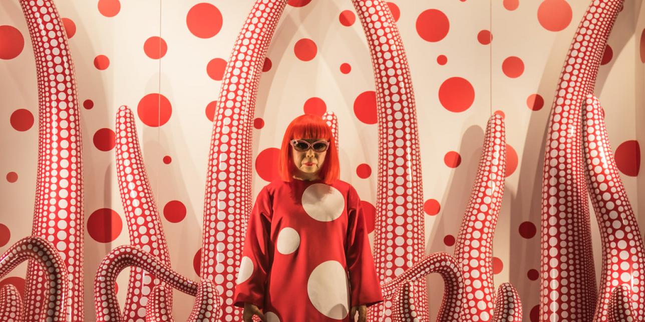 Pintura con lunares rojos alrededor de la artista Yayoi Kusama 