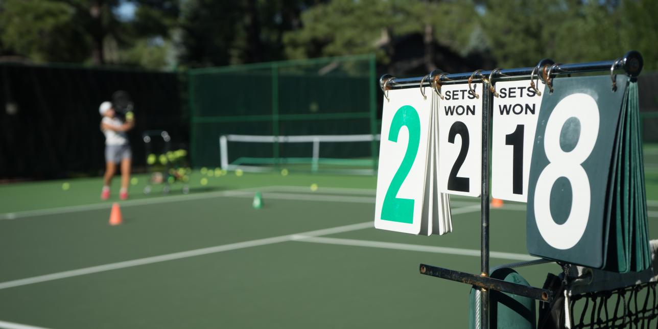 mujer jugando al tenis