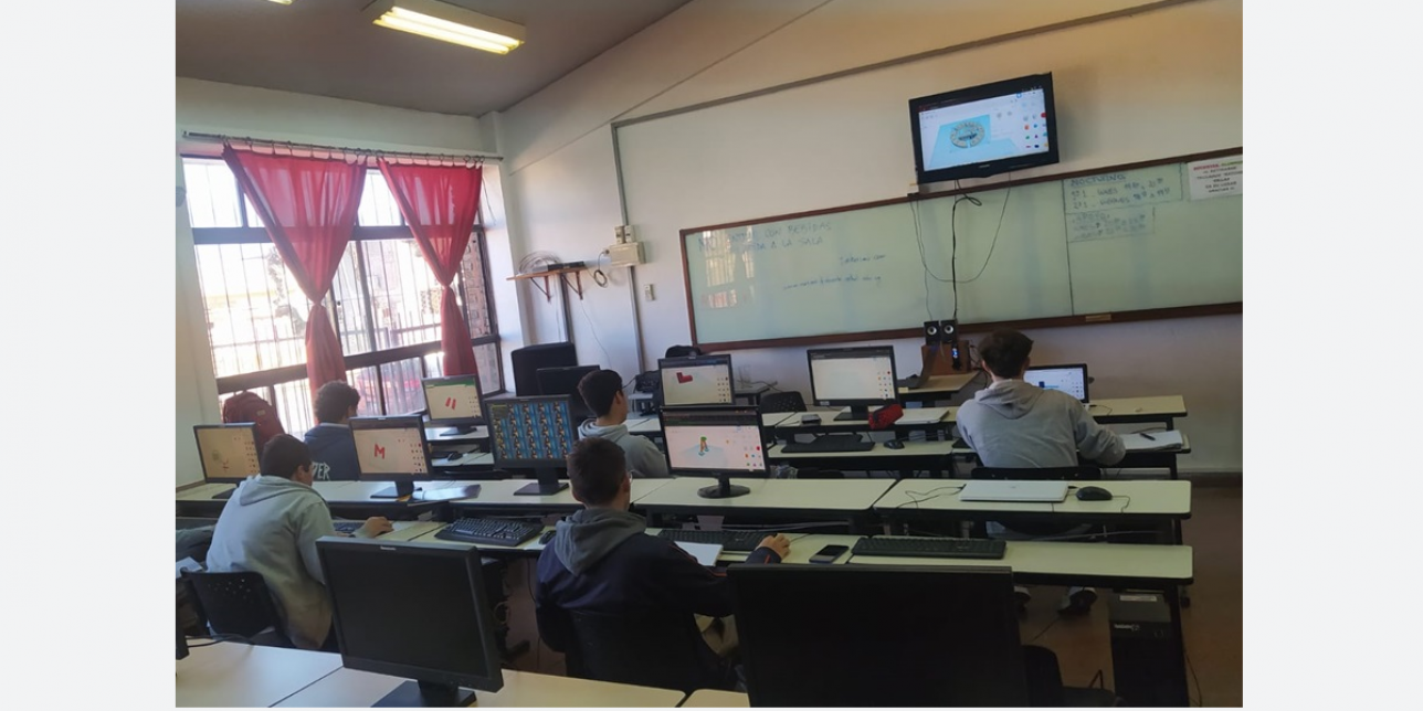 Estudiantes trabajando en la sala de informática con el programa Tinkercad.