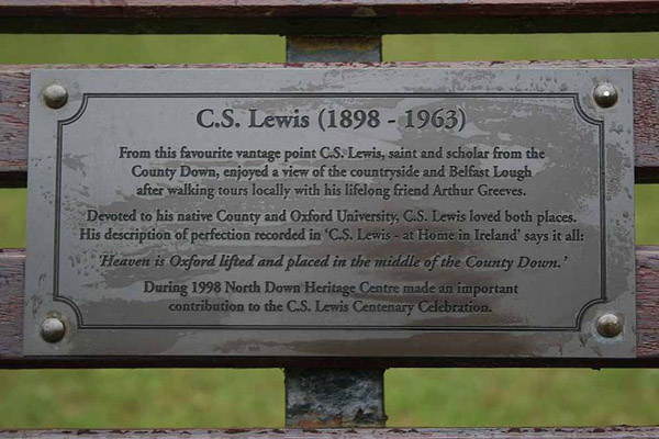 Fotografía de una placa en honor a Clive Staples Lewis