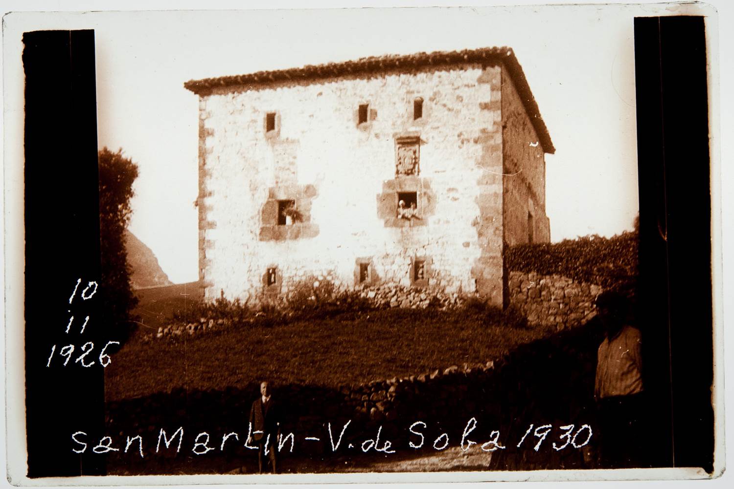 Fachada de la casa, en la que originalmente habían dos escudos familiares. Uno (faltante en la foto), se localiza en el exterior de este museo. Fue enviado por el rey Alfonso XIII a Juan Zorrilla en 1930. Fachada de la casa, en la que originalmente habían dos escudos familiares. Uno (faltante en la foto), se localiza en el exterior de este museo. Fue enviado por el rey Alfonso XIII a Juan Zorrilla en 1930.