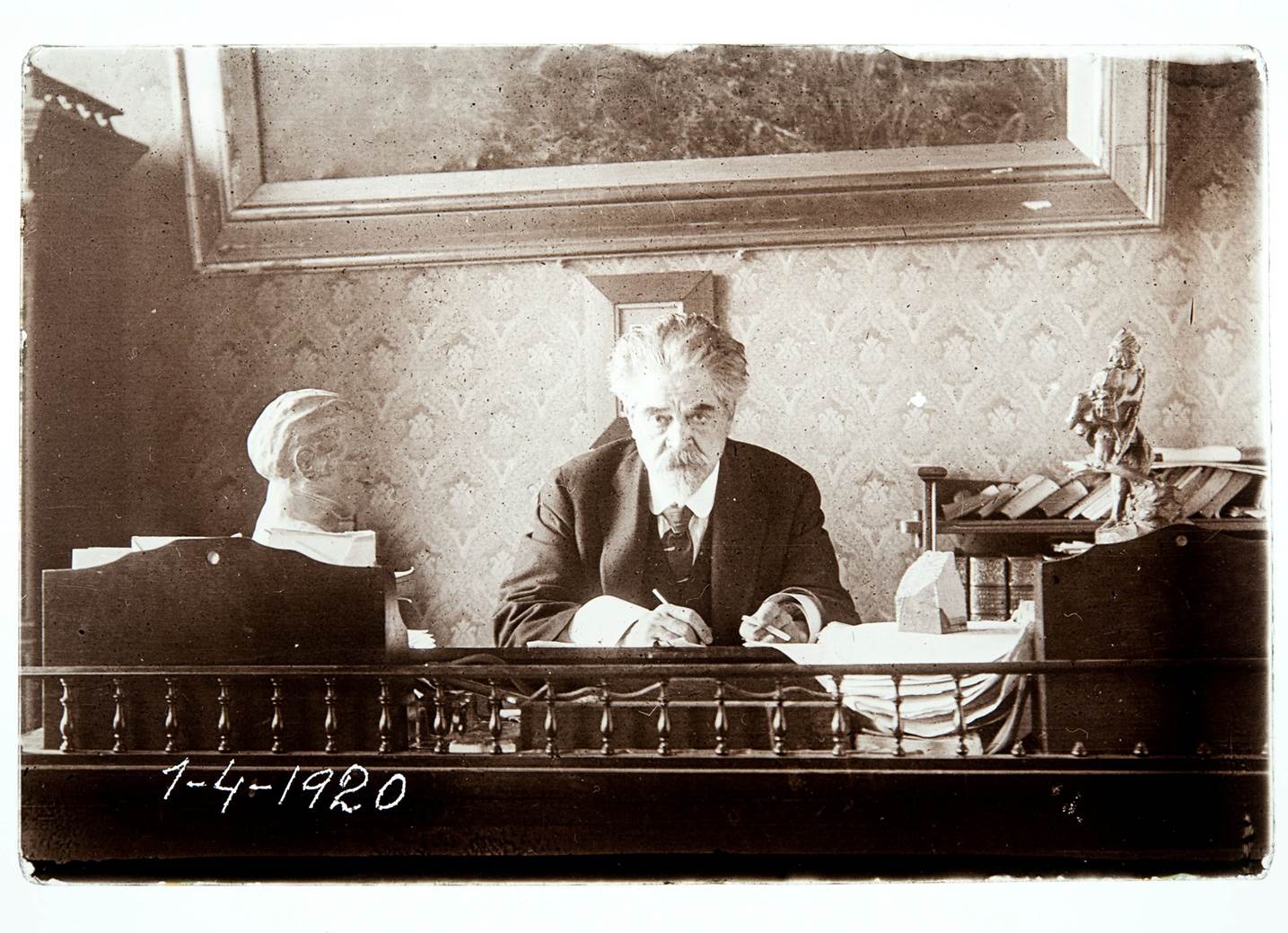 Juan, en su escritorio de la casa de Ciudad Vieja (Rincón y 33 – hoy edificio ‘Artigas’) Juan, en su escritorio de la casa de Ciudad Vieja (Rincón y 33 – hoy edificio ‘Artigas’)