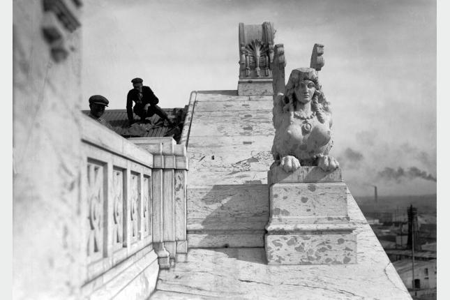 Escultura de esfinge alada realizada a partir del original del escultor italiano Castiglioni, situada en la fachada norte del Palacio Legislativo. Año 1922 (aprox.).