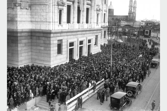 25 de agosto de 1925, día de la inauguración. Se pueden apreciar las obras de construcción de la explanada, así como a la derecha la Iglesia de la Aguada.