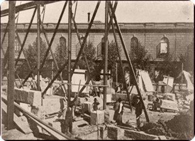 Primeros trabajos de construcci&oacute;n del Palacio Legislativo. Detr&aacute;s se observa una de las propiedades expropiadas para su elevaci&oacute;n. Reproducci&oacute;n fotogr&aacute;fica. A&ntilde;o 1908