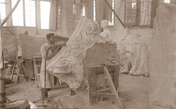 Artesano realizando tareas de escultura