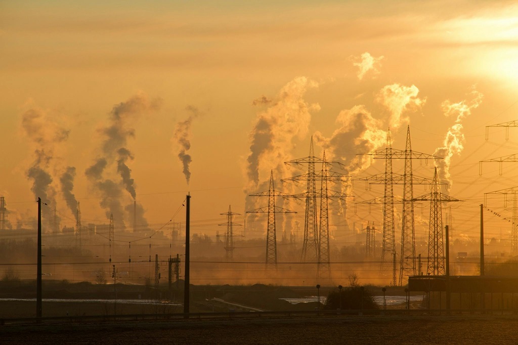 Humo en el atardecer