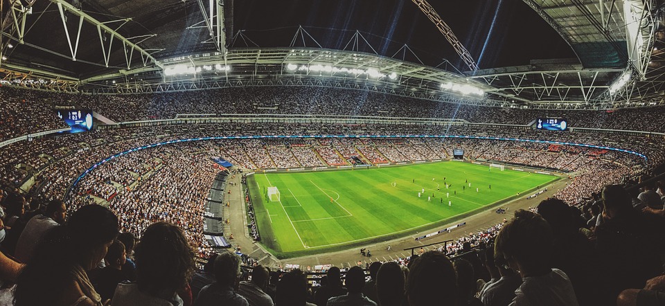 Estadio con público numeroso