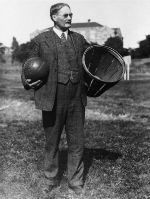 Imagen histórica en blanco y negro que muestra al creador de este juego deportivo