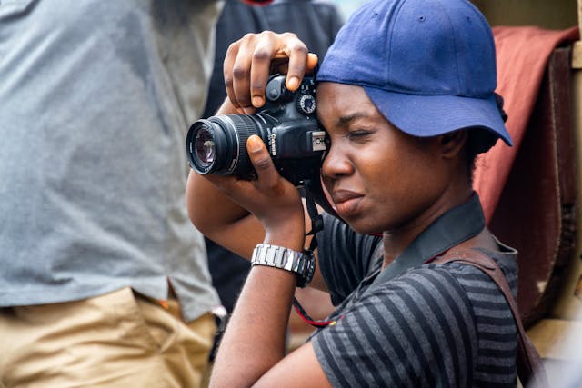 Joven fotografiando con cámara moderna.