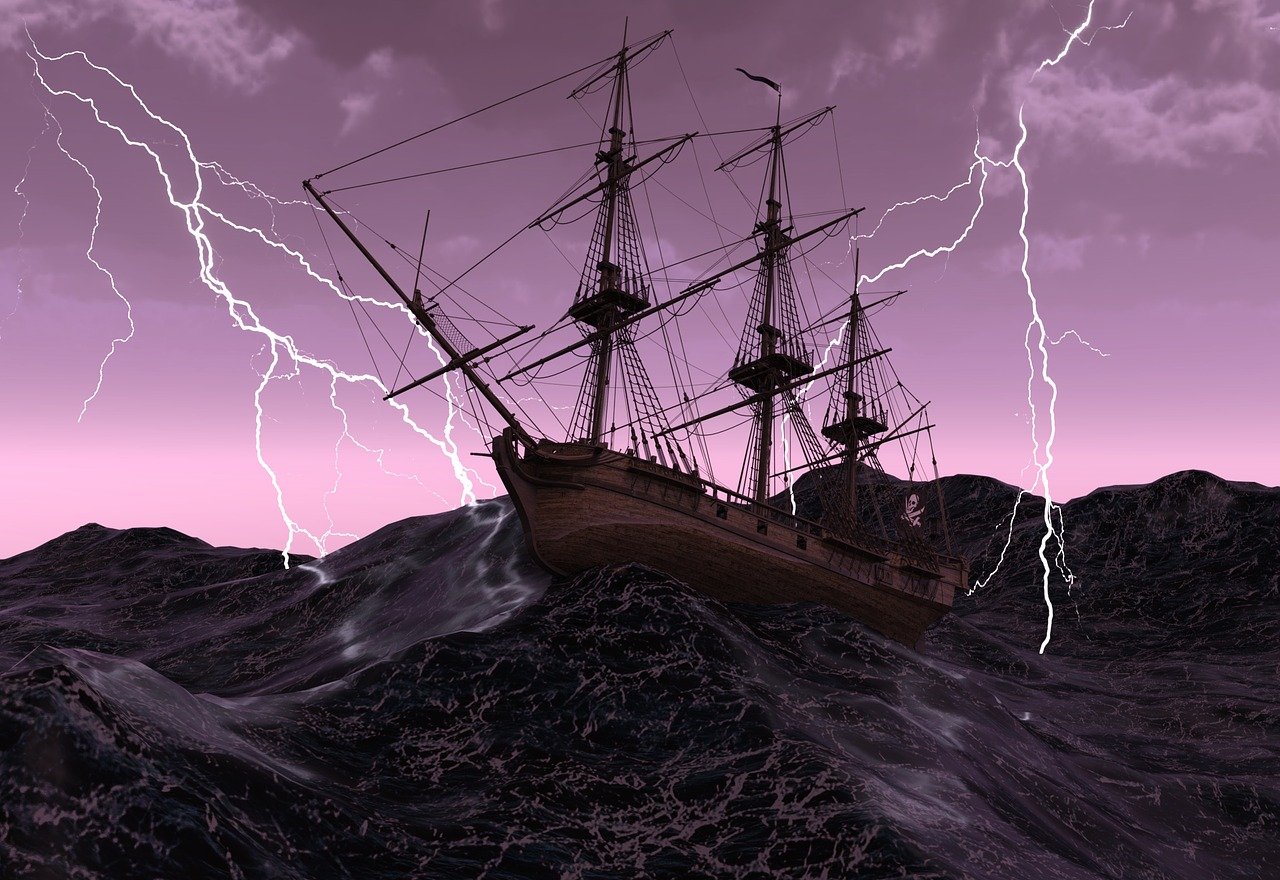 Barco en mar con cielo de tormenta eléctrica