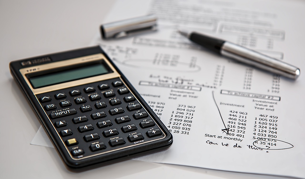 calculadora y papeles impresos con números