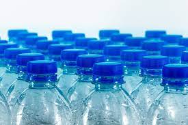 5 filas de botellas de agua envasadas en plástico