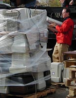Los monitores de ordenador suelen ser embalados en pilas de baja en las plataformas de madera para el reciclaje y, a continuación envueltos como se observa en la imagen