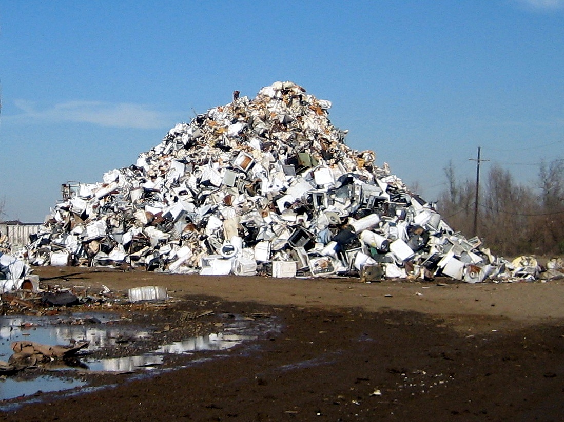 montaña de basura electrónica en un terreno de Nueva Orleans