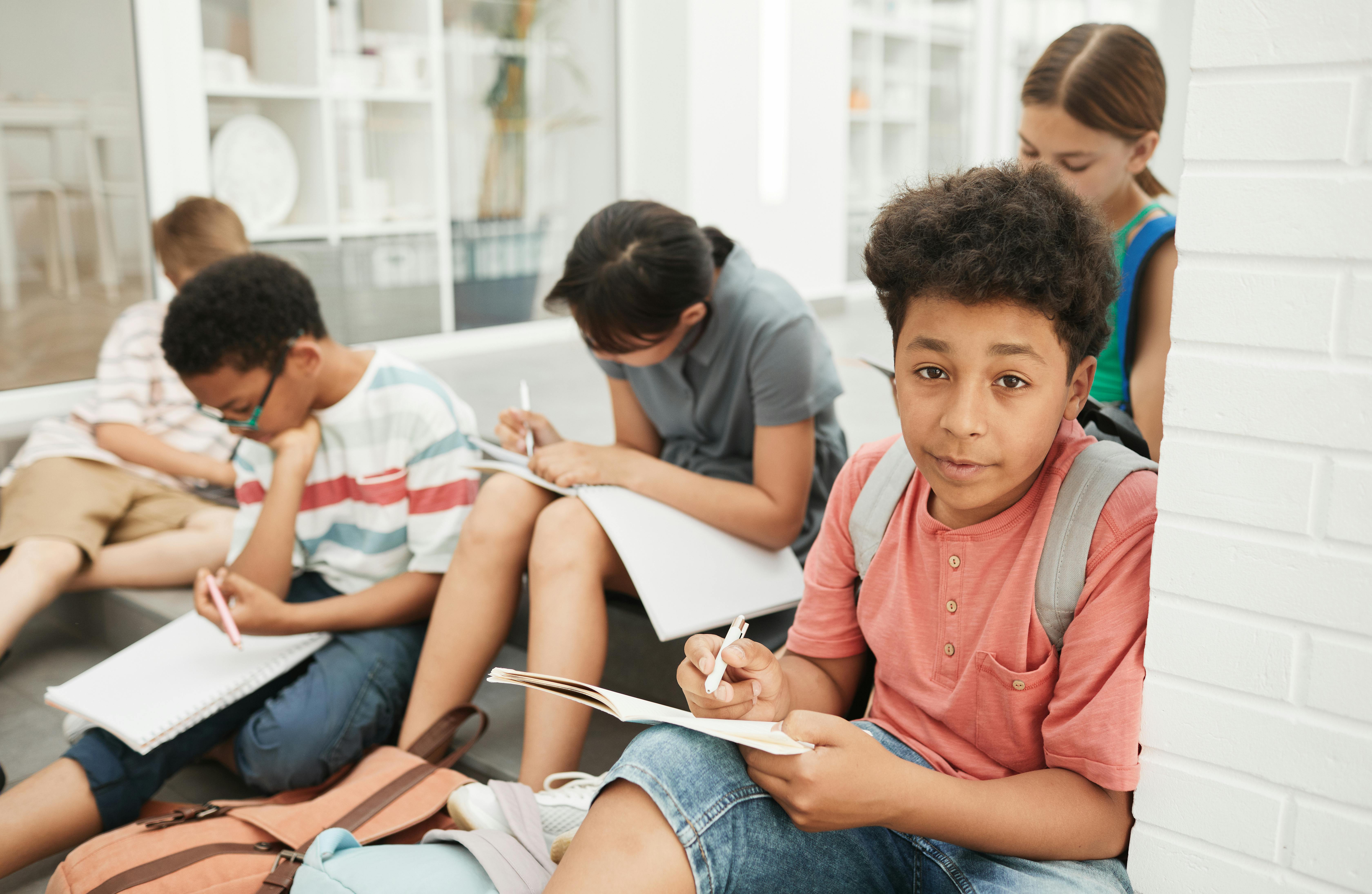 niños escribiendo