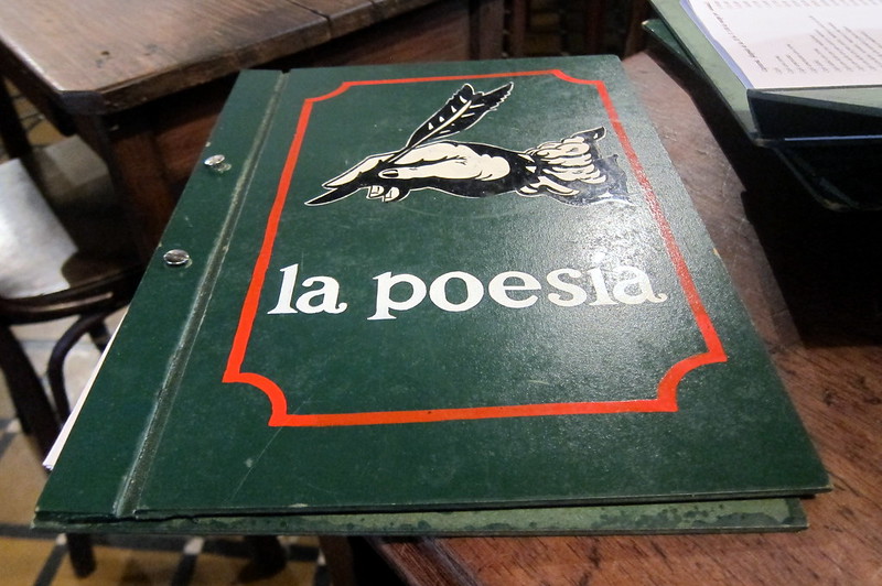 Tapa de libro de poesía