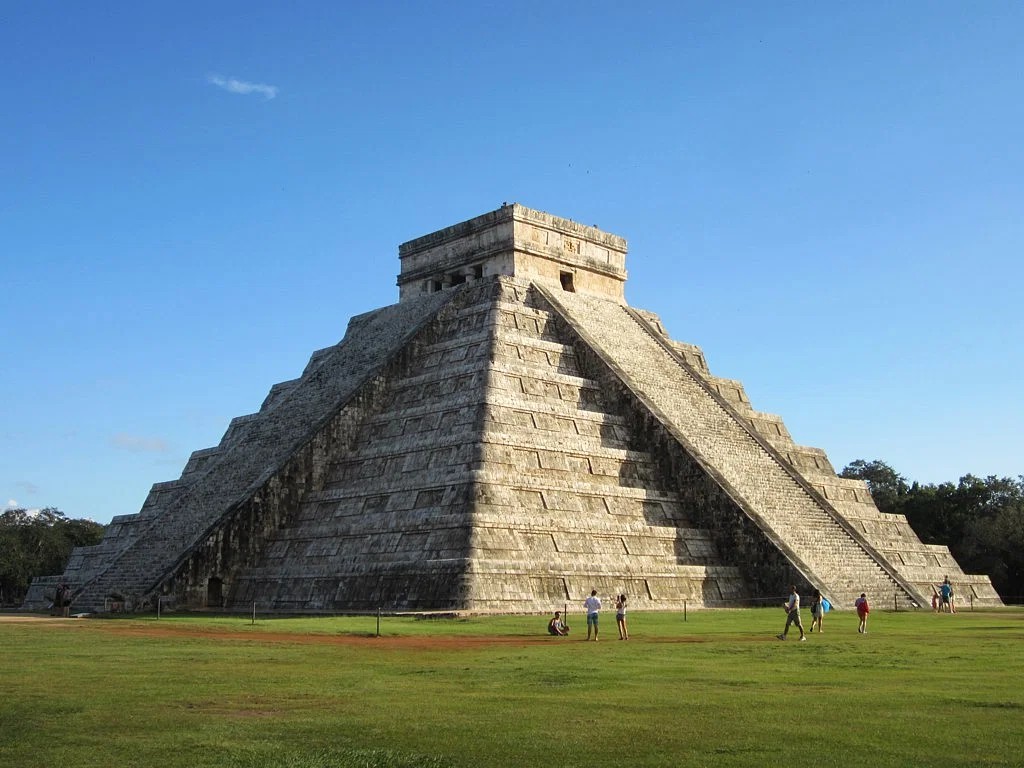 El Castillo o Pirámide de Kukulkán se encuentra en el centro maya (y posiblemente posteriormente tolteca ) de Chichén Itzá , Yucatán, México. La pirámide fue construida antes del año 1050 d. C. como templo en honor a Kukulkán, el dios maya de la serpiente emplumada . Los escalones crean un efecto de sombra similar al de una serpiente emplumada subiendo por la pirámide.