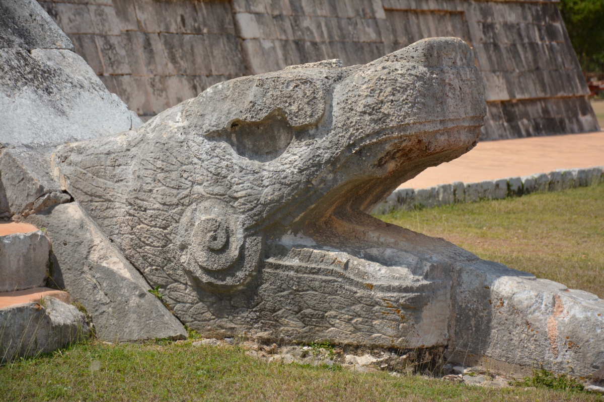 Representación del dios serpiente emplumada Kukulkán