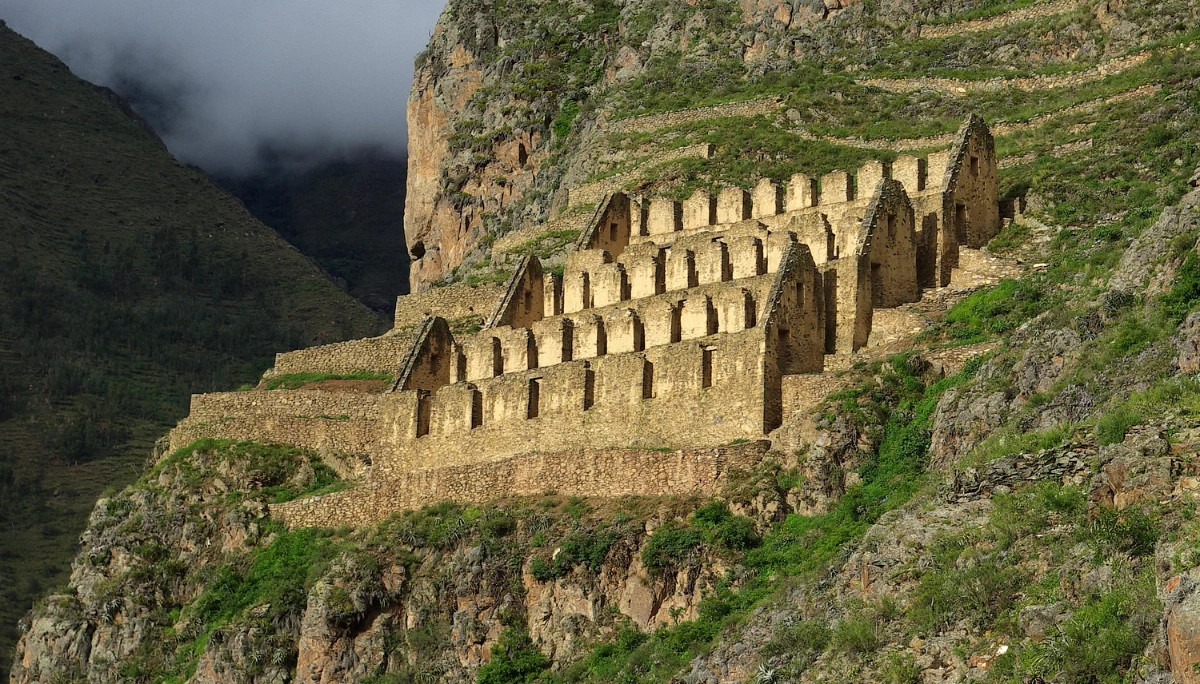 Qollqa (almacenes) incas utilizados para guardar granos y otros alimentos. 
