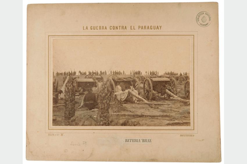 Al frente los armones de las piezas de artillería.