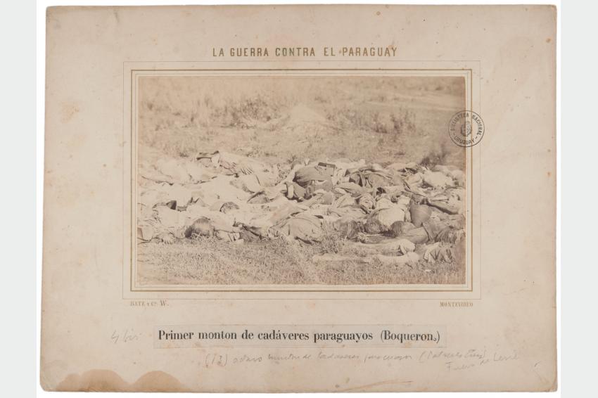 Pila de cadáveres de soldados paraguayos, realizada por las tropas aliadas para facilitar su incineración. Tuyuty, Paraguay, setiembre-octubre de 1866.