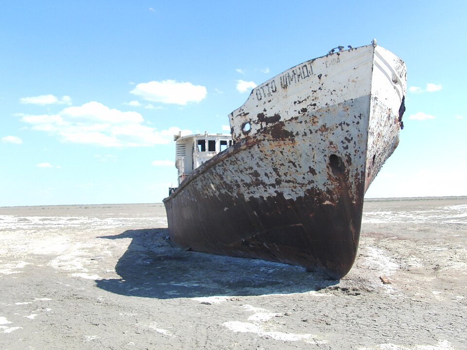 Barco en el mar de aral