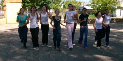 Un grupo de jóvenes caminando