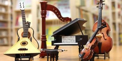 Imagen que muestra varios instrumentos de una orquesta, por ejemplo: violín, piano, arpa entre otros.
