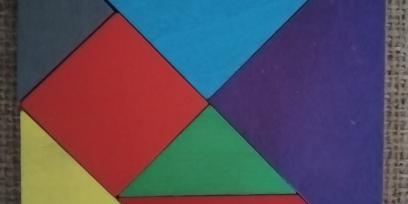 Tangram con un solo cuadrado, cinco triángulos rectángulos isósceles y un paralelogramo tipo.