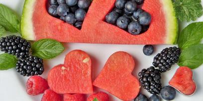 https://pixabay.com/es/photos/sand%c3%ada-baya-fruta-coraz%c3%b3n-2367029/