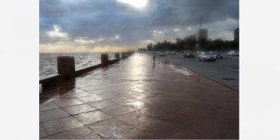 Día lluvioso en la rambla de Montevideo