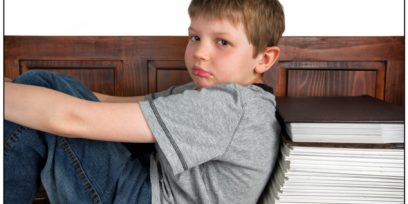 Niño triste apoyado en libros